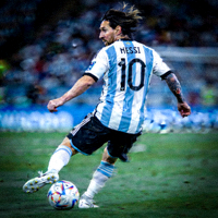 阿根廷球星梅西在比赛中带球的特写照片